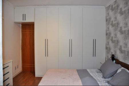 Casa à venda com 205m², 3 quartos e 2 vagas Casa à venda com 205m², 3 quartos e 2 vagasDetalhe - Quarto 01 com Suíte e Varanda