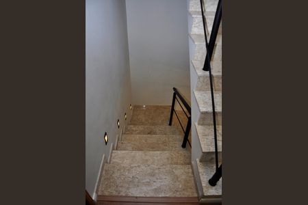 Casa à venda com 205m², 3 quartos e 2 vagas Casa à venda com 205m², 3 quartos e 2 vagasDetalhe - Escada Quartos