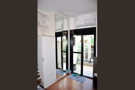 Casa à venda com 205m², 3 quartos e 2 vagas Casa à venda com 205m², 3 quartos e 2 vagasDetalhe - Quarto 01 com Suíte e Varanda