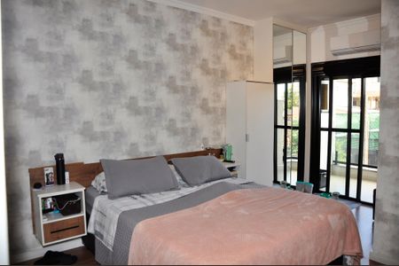 Casa à venda com 205m², 3 quartos e 2 vagas Casa à venda com 205m², 3 quartos e 2 vagasDetalhe - Quarto 01 com Suíte e Varanda