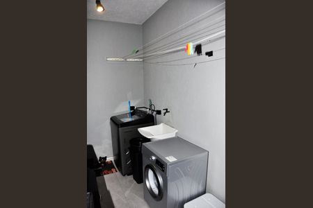 Casa à venda com 205m², 3 quartos e 2 vagas Casa à venda com 205m², 3 quartos e 2 vagasDetalhe - Área de Serviço