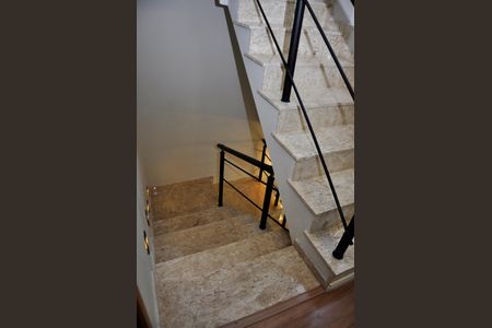 Casa à venda com 205m², 3 quartos e 2 vagas Casa à venda com 205m², 3 quartos e 2 vagasDetalhe - Escada Quartos
