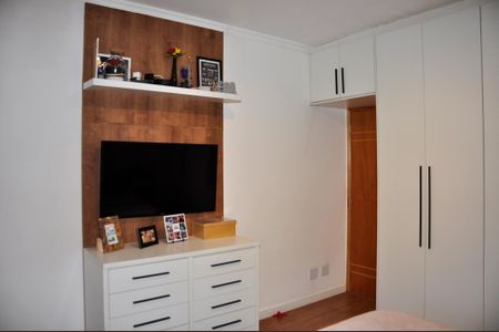 Casa à venda com 205m², 3 quartos e 2 vagas Casa à venda com 205m², 3 quartos e 2 vagasDetalhe - Quarto 01 com Suíte e Varanda