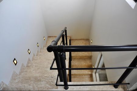 Casa à venda com 205m², 3 quartos e 2 vagas Casa à venda com 205m², 3 quartos e 2 vagasDetalhe - Escada para Varanda