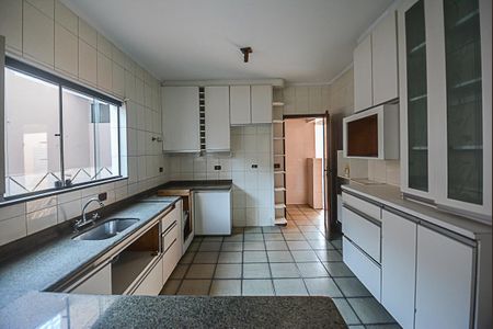 Casa à venda com 450m², 4 quartos e 5 vagas Casa à venda com 450m², 4 quartos e 5 vagasCozinha