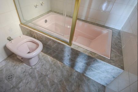 Casa à venda com 450m², 4 quartos e 5 vagas Casa à venda com 450m², 4 quartos e 5 vagasBanheiro da Suíte