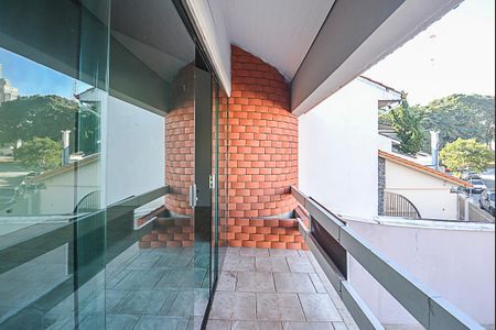 Casa à venda com 450m², 4 quartos e 5 vagas Casa à venda com 450m², 4 quartos e 5 vagasSacada da Sala 3