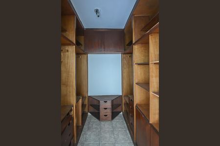 Casa à venda com 450m², 4 quartos e 5 vagas Casa à venda com 450m², 4 quartos e 5 vagasCloset da suíte 3