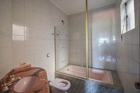 Casa à venda com 450m², 4 quartos e 5 vagas Casa à venda com 450m², 4 quartos e 5 vagasBanheiro da Suíte
