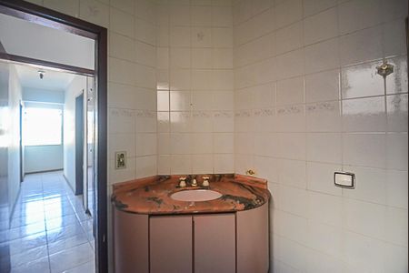Casa à venda com 450m², 4 quartos e 5 vagas Casa à venda com 450m², 4 quartos e 5 vagasBanheiro da Suíte