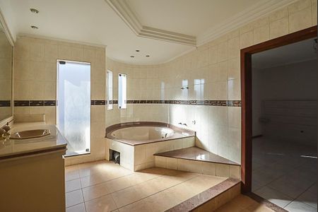 Casa à venda com 450m², 4 quartos e 5 vagas Casa à venda com 450m², 4 quartos e 5 vagasBanheiro da Suíte 3
