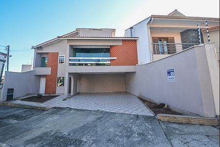Casa à venda com 450m², 4 quartos e 5 vagas Casa à venda com 450m², 4 quartos e 5 vagasFachada