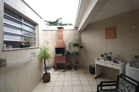 Casa à venda com 170m², 3 quartos e 2 vagas Casa à venda com 170m², 3 quartos e 2 vagasChurrasqueira / Quintal / Área de Serviço