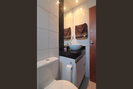Apartamento à venda com 77m², 2 quartos e 2 vagasBanheiro da Suite