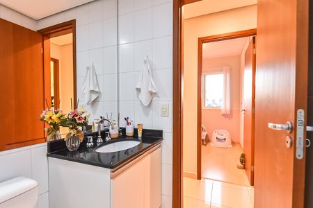 Apartamento à venda com 75m², 2 quartos e 1 vaga Apartamento à venda com 75m², 2 quartos e 1 vagaBanheiro social