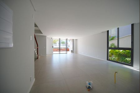 Casa para alugar com 256m², 3 quartos e 3 vagasSala 