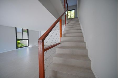 Casa para alugar com 256m², 3 quartos e 3 vagasEscada para dormitórios 