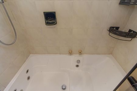 Apartamento para alugar com 200m², 4 quartos e 2 vagas Apartamento para alugar com 200m², 4 quartos e 2 vagasBanheiro da Suíte 1