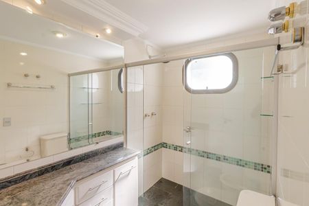 Apartamento para alugar com 200m², 4 quartos e 2 vagas Apartamento para alugar com 200m², 4 quartos e 2 vagasBanheiro da Suíte 2