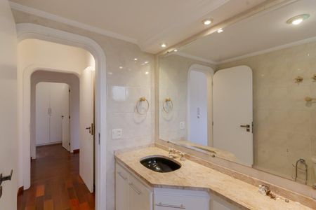 Apartamento para alugar com 200m², 4 quartos e 2 vagas Apartamento para alugar com 200m², 4 quartos e 2 vagasBanheiro da Suíte 1