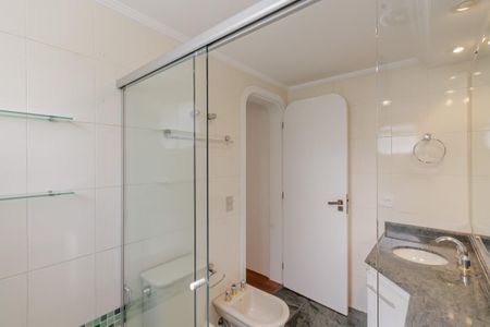 Apartamento para alugar com 200m², 4 quartos e 2 vagas Apartamento para alugar com 200m², 4 quartos e 2 vagasBanheiro da Suíte 2