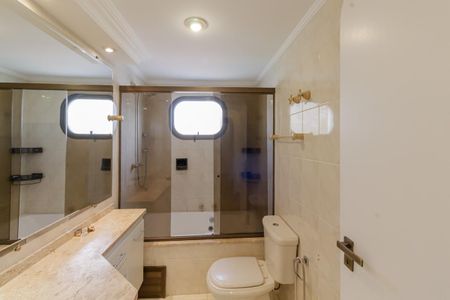 Apartamento para alugar com 200m², 4 quartos e 2 vagas Apartamento para alugar com 200m², 4 quartos e 2 vagasBanheiro da Suíte 1