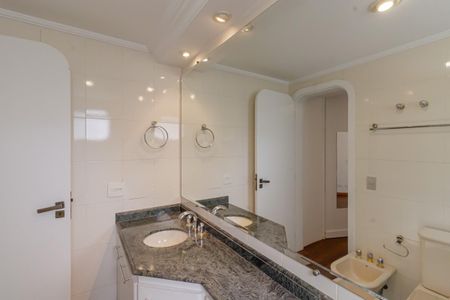 Apartamento para alugar com 200m², 4 quartos e 2 vagas Apartamento para alugar com 200m², 4 quartos e 2 vagasBanheiro da Suíte 2