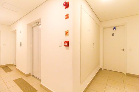 Apartamento à venda com 32m², 2 quartos e sem vaga Apartamento à venda com 32m², 2 quartos e sem vagaHall