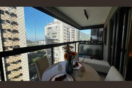Apartamento à venda com 83m², 3 quartos e 1 vaga Apartamento à venda com 83m², 3 quartos e 1 vagaVaranda
