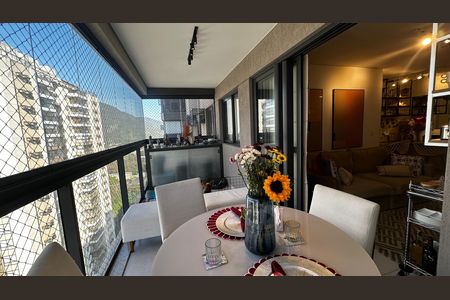Apartamento à venda com 83m², 3 quartos e 1 vaga Apartamento à venda com 83m², 3 quartos e 1 vagaVaranda