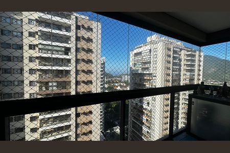 Apartamento à venda com 83m², 3 quartos e 1 vaga Apartamento à venda com 83m², 3 quartos e 1 vagaVaranda