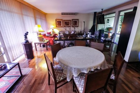 Casa à venda com 440m², 4 quartos e 2 vagas Casa à venda com 440m², 4 quartos e 2 vagasSala 1