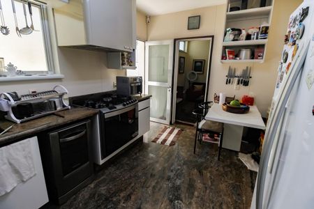 Casa à venda com 440m², 4 quartos e 2 vagas Casa à venda com 440m², 4 quartos e 2 vagasCozinha - Armários