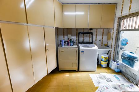 Casa à venda com 440m², 4 quartos e 2 vagas Casa à venda com 440m², 4 quartos e 2 vagasÁrea de Serviço