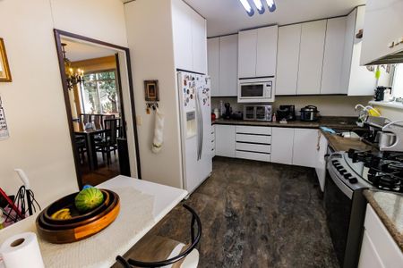 Casa à venda com 440m², 4 quartos e 2 vagas Casa à venda com 440m², 4 quartos e 2 vagasCozinha - Armários