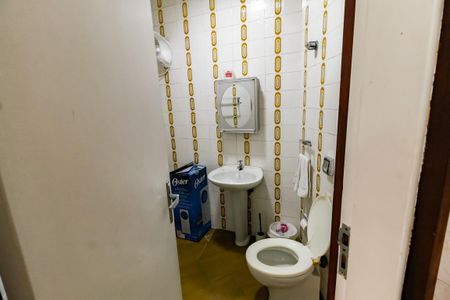 Casa à venda com 440m², 4 quartos e 2 vagas Casa à venda com 440m², 4 quartos e 2 vagasBanheiro de serviço