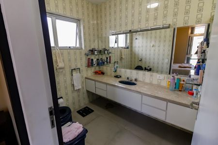 Casa à venda com 440m², 4 quartos e 2 vagas Casa à venda com 440m², 4 quartos e 2 vagasBanheiro da Suíte 3