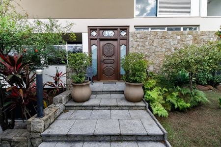 Casa à venda com 440m², 4 quartos e 2 vagas Casa à venda com 440m², 4 quartos e 2 vagasEntrada