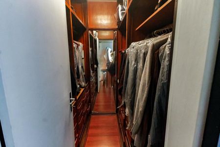Casa à venda com 440m², 4 quartos e 2 vagas Casa à venda com 440m², 4 quartos e 2 vagasCloset da suíte 3