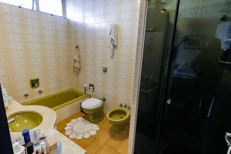 Casa à venda com 440m², 4 quartos e 2 vagas Casa à venda com 440m², 4 quartos e 2 vagasBanheiro da Suíte 2