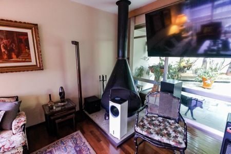 Casa à venda com 440m², 4 quartos e 2 vagas Casa à venda com 440m², 4 quartos e 2 vagasDetalhe - Sala 1 (Lareira)