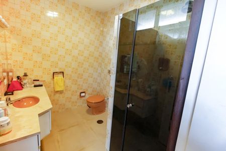 Casa à venda com 440m², 4 quartos e 2 vagas Casa à venda com 440m², 4 quartos e 2 vagasBanheiro da Suíte 1