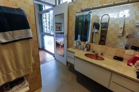 Casa à venda com 440m², 4 quartos e 2 vagas Casa à venda com 440m², 4 quartos e 2 vagasBanheiro da Suíte 1