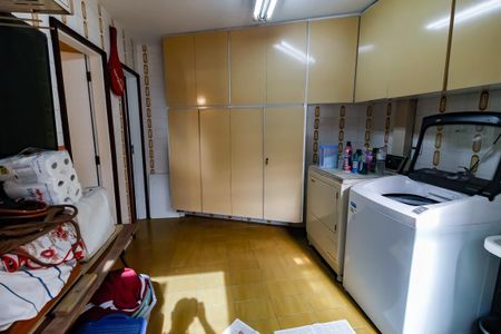 Casa à venda com 440m², 4 quartos e 2 vagas Casa à venda com 440m², 4 quartos e 2 vagasÁrea de Serviço