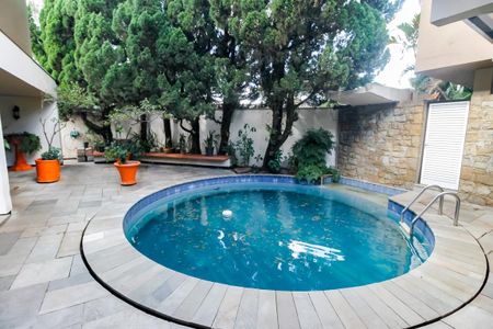 Casa à venda com 440m², 4 quartos e 2 vagas Casa à venda com 440m², 4 quartos e 2 vagasPiscina