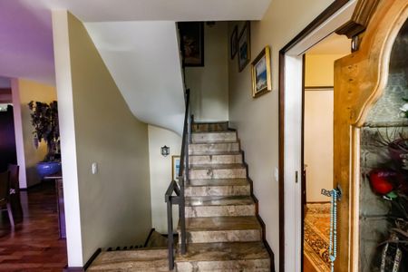 Casa à venda com 440m², 4 quartos e 2 vagas Casa à venda com 440m², 4 quartos e 2 vagasEscada acesso quartos