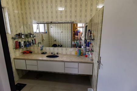 Casa à venda com 440m², 4 quartos e 2 vagas Casa à venda com 440m², 4 quartos e 2 vagasBanheiro da Suíte 3