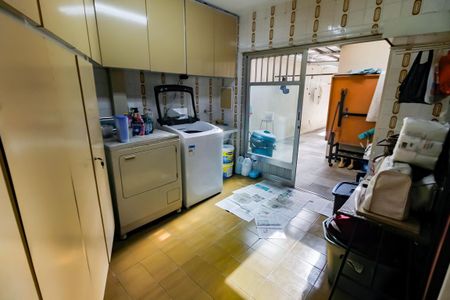 Casa à venda com 440m², 4 quartos e 2 vagas Casa à venda com 440m², 4 quartos e 2 vagasÁrea de Serviço