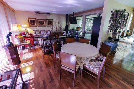 Casa à venda com 440m², 4 quartos e 2 vagas Casa à venda com 440m², 4 quartos e 2 vagasSala 1