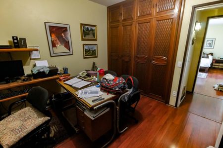 Casa à venda com 440m², 4 quartos e 2 vagas Casa à venda com 440m², 4 quartos e 2 vagasQuarto
